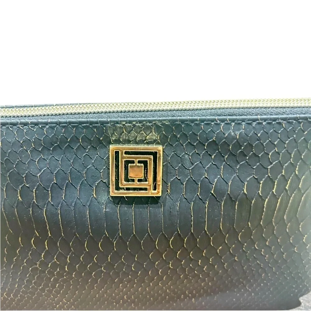 ☀️Liz Claiborne Black and Gold Textured charging iPhone clutch